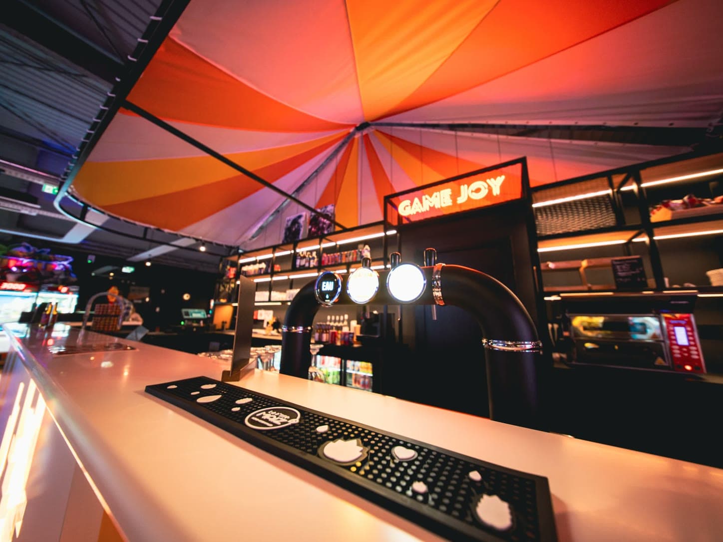 Le bar Game Joy, pression et pizzas sous le chapiteau