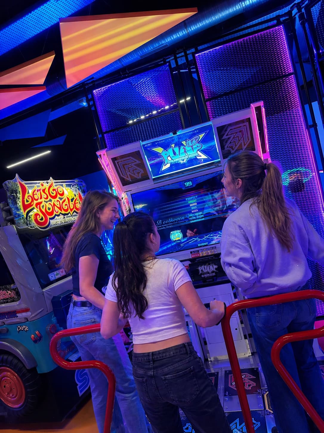 Groupe en soirée EVG dans la salle d'arcade Game Joy Saint-Cyr-sur-Loire